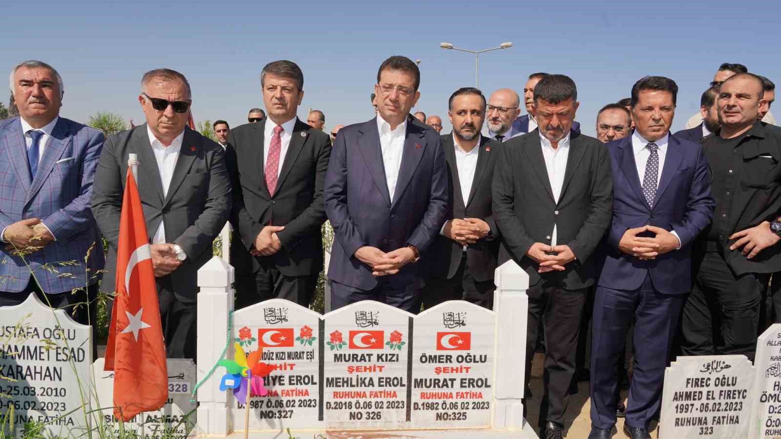 İBB Başkanı İmamoğlu deprem şehitliğini ziyaret etti