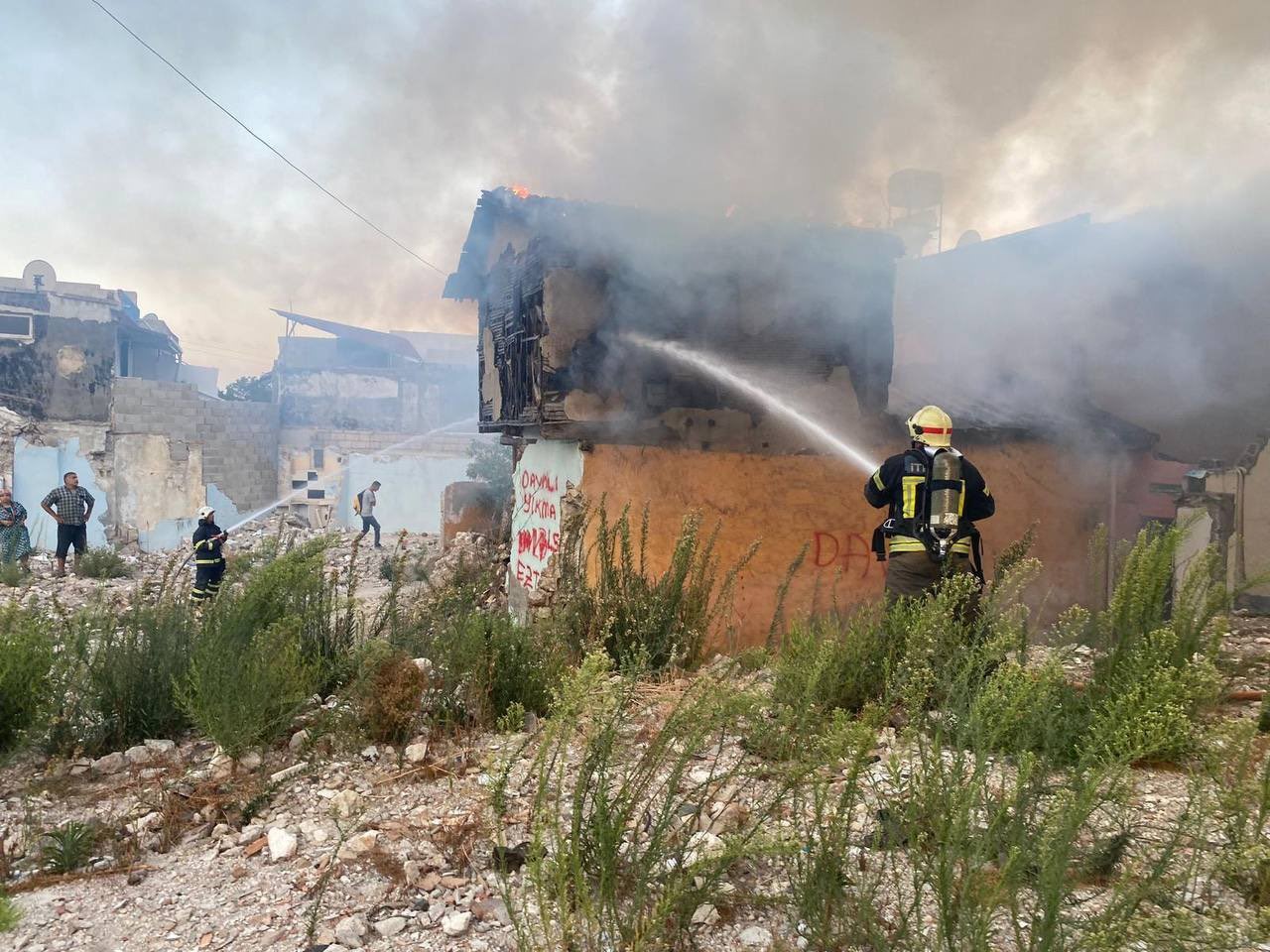 2 katlı metruk bina alevlere teslim oldu
