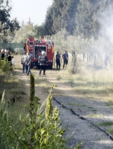 Ahşap evde çıkan yangını hortumla söndürmeye çalışsa da başarılı olamadı