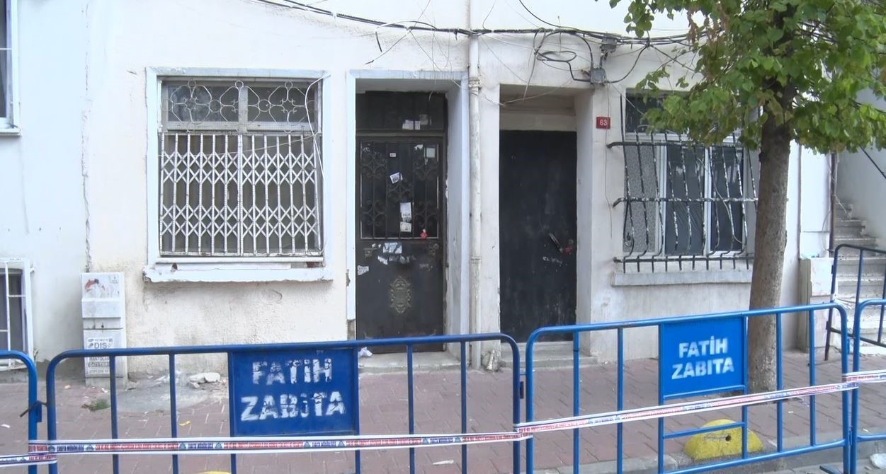 Fatih&rsquo;te &ccedil;&ouml;ken binada alınan tedbirler devam ediyor
