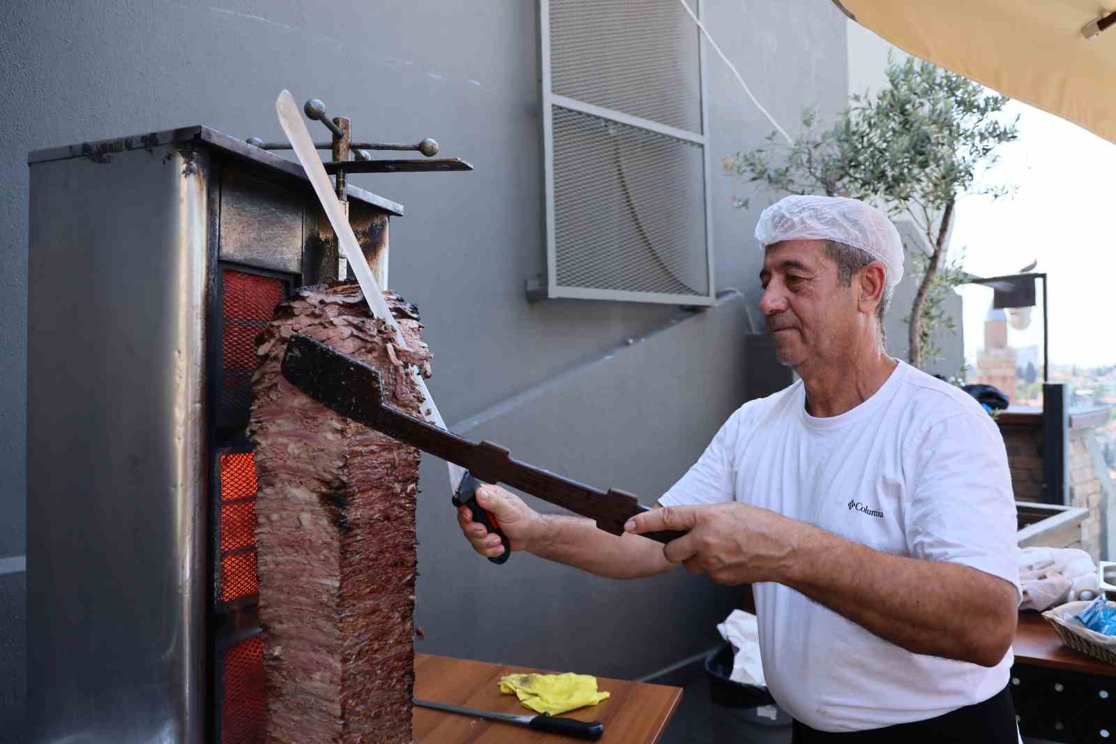 Et fiyatı düştü, iddiayı kaybetti, et döner tezgahını Meclis’e kurarak döner dağıttı
