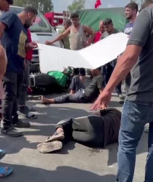 Kaza anı ve yaralıların s&uuml;r&uuml;klenmesi anbean g&ouml;r&uuml;nt&uuml;lendi
