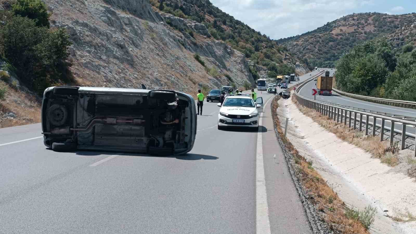 K&uuml;tahya&rsquo;da iki otomobilin takla attığı kazada 6 kişi yaralandı

