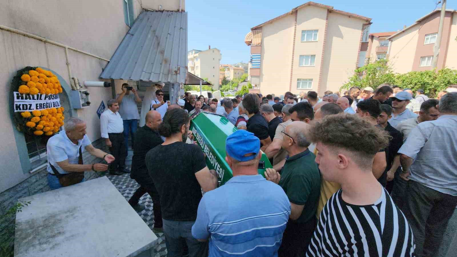 Şizofren gencin bı&ccedil;akla yaralayarak &ouml;l&uuml;m&uuml;ne sebep olduğu ablası toprağa verildi
