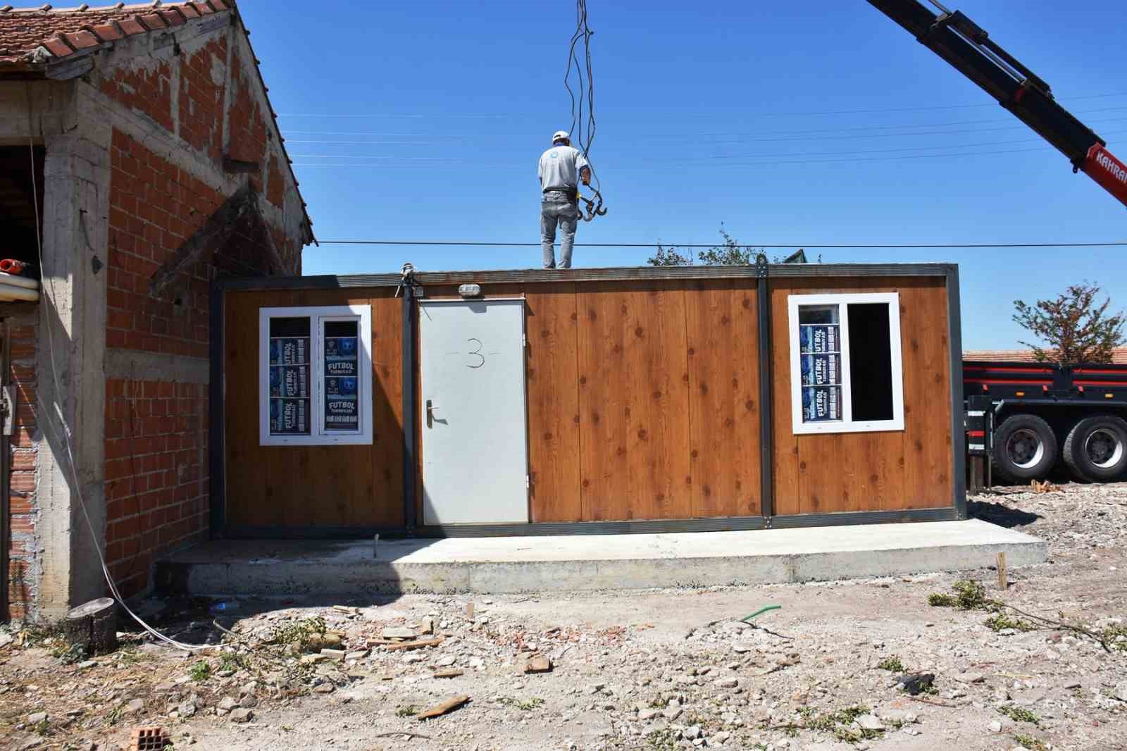 Evi yanan yaşlı kadına destek

