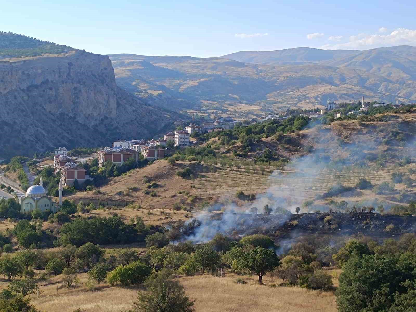 Çemişgezek’teki yangın yerleşim yerlerine sıçramadan söndürüldü
