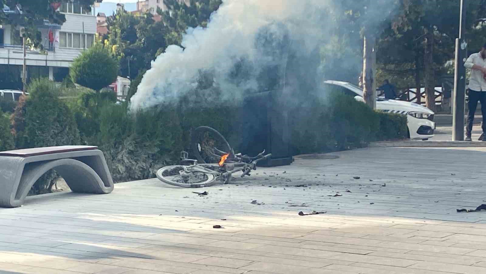 Bisikletin üzerindeki akü patladı: Çocuğun imdadına polis yetişti
