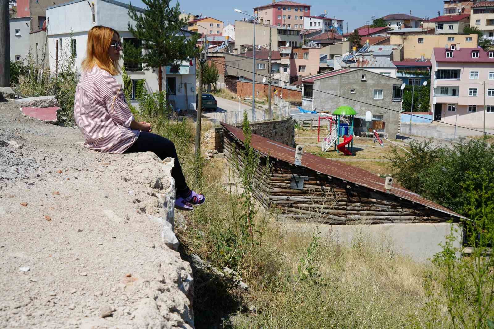 İstinat duvarı yapılmasını isteyen mahalle sakinlerinden belediyeye sert tepki: &quot;Burası mahrumiyet bölgesi mi?&quot;