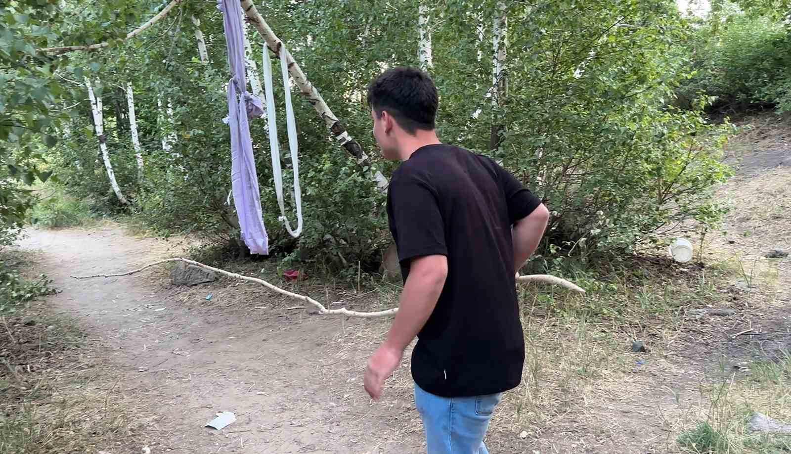 Nemrut&rsquo;a pikniğe giden vatandaşlar ayı s&uuml;rprizi ile karşılaşıyor
