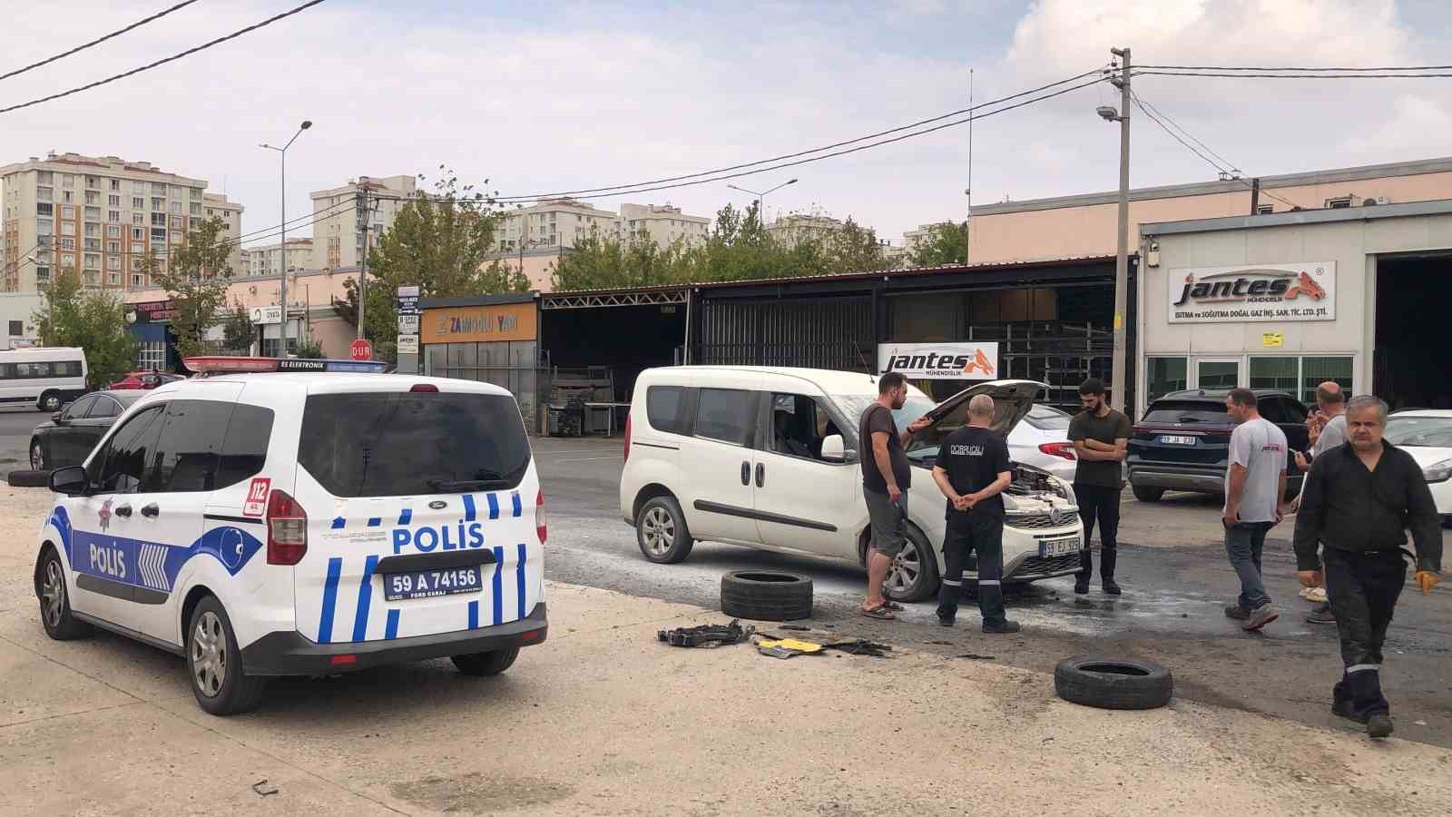&Ccedil;orlu&rsquo;da ara&ccedil; yangını: Esnaf imdadına yetişti
