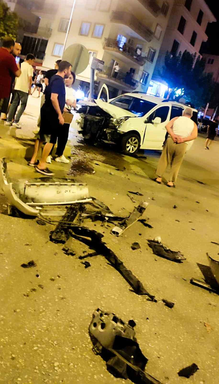 Adalet Mahallesi sakinleri kazaların yaşandığı kavşağa &ouml;nlem istiyor
