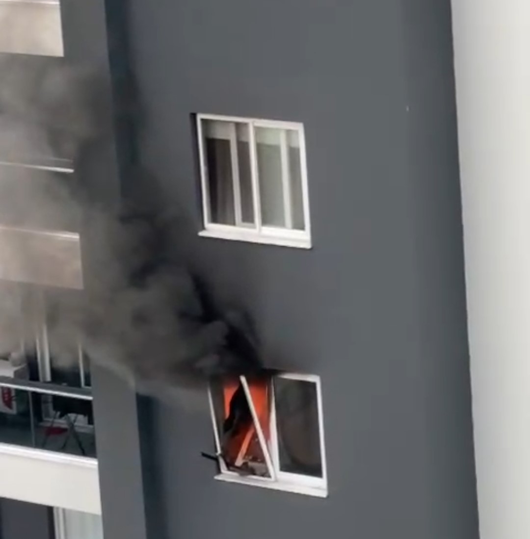 Adana&rsquo;da l&uuml;ks apartmanda &ccedil;ıkan yangın korkuttu
