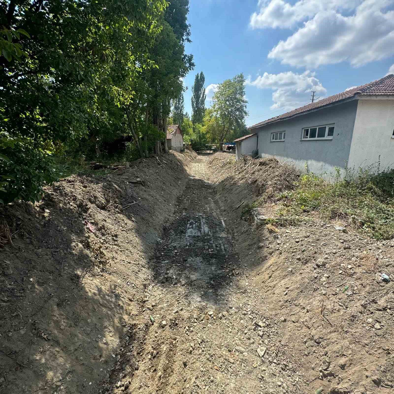 Taşkın önleme amacıyla dere ıslah çalışmaları yapıldı