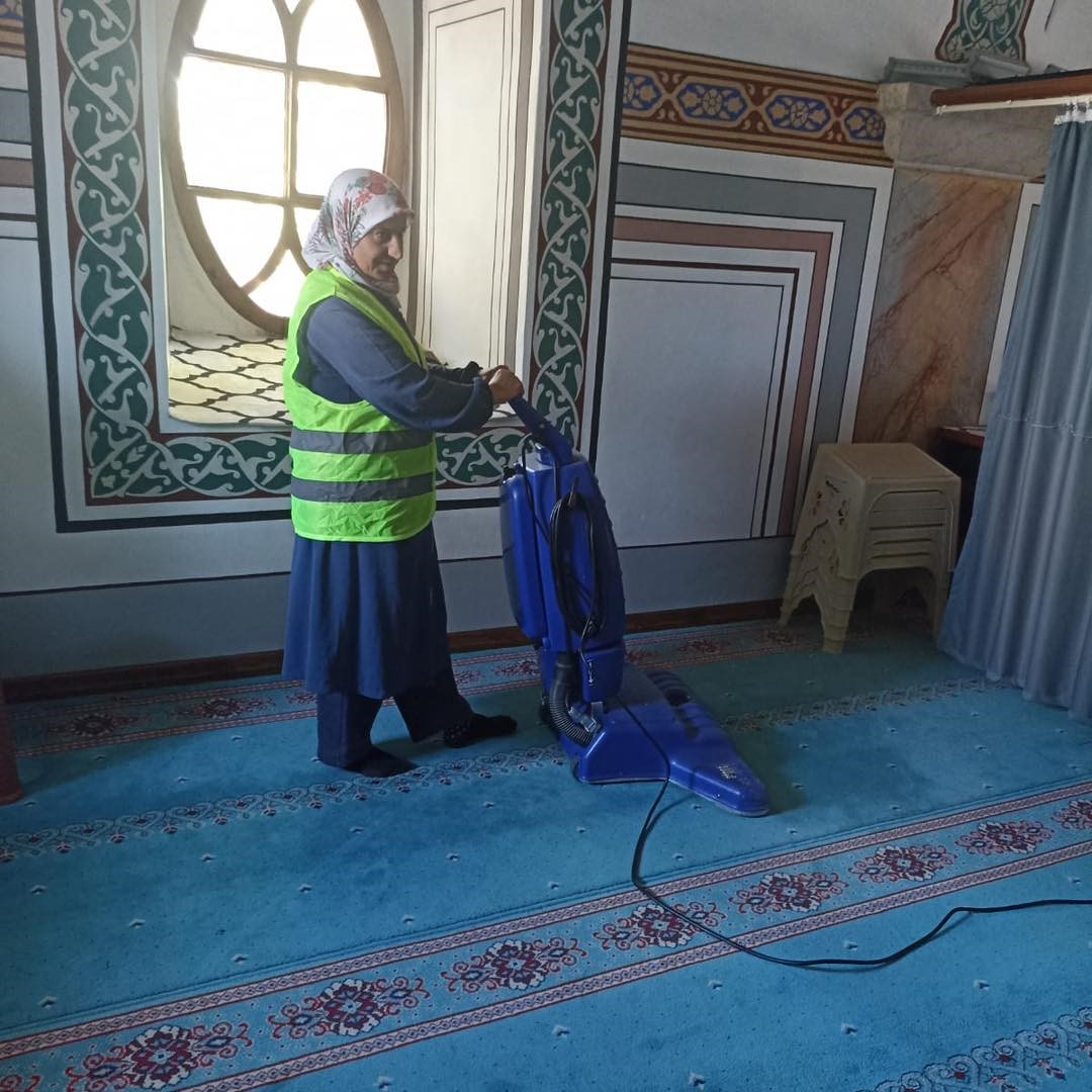 İbadet alanlarında temizlik &ccedil;alışmaları
