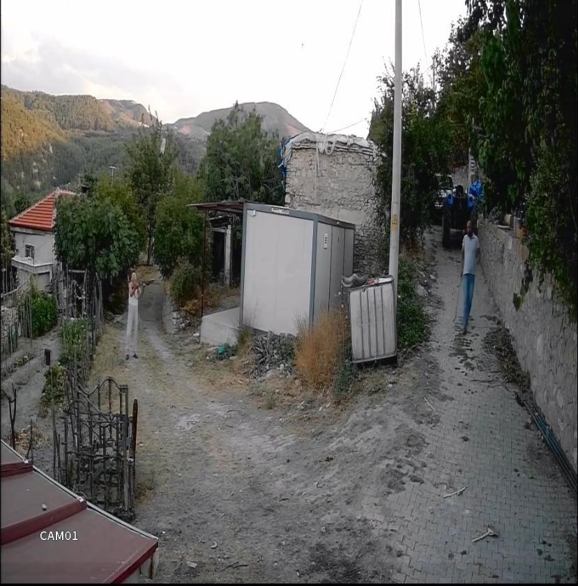 S&uuml;r&uuml; sahibini ıskalayınca araya giren &ccedil;obanı &ouml;ld&uuml;rd&uuml;
