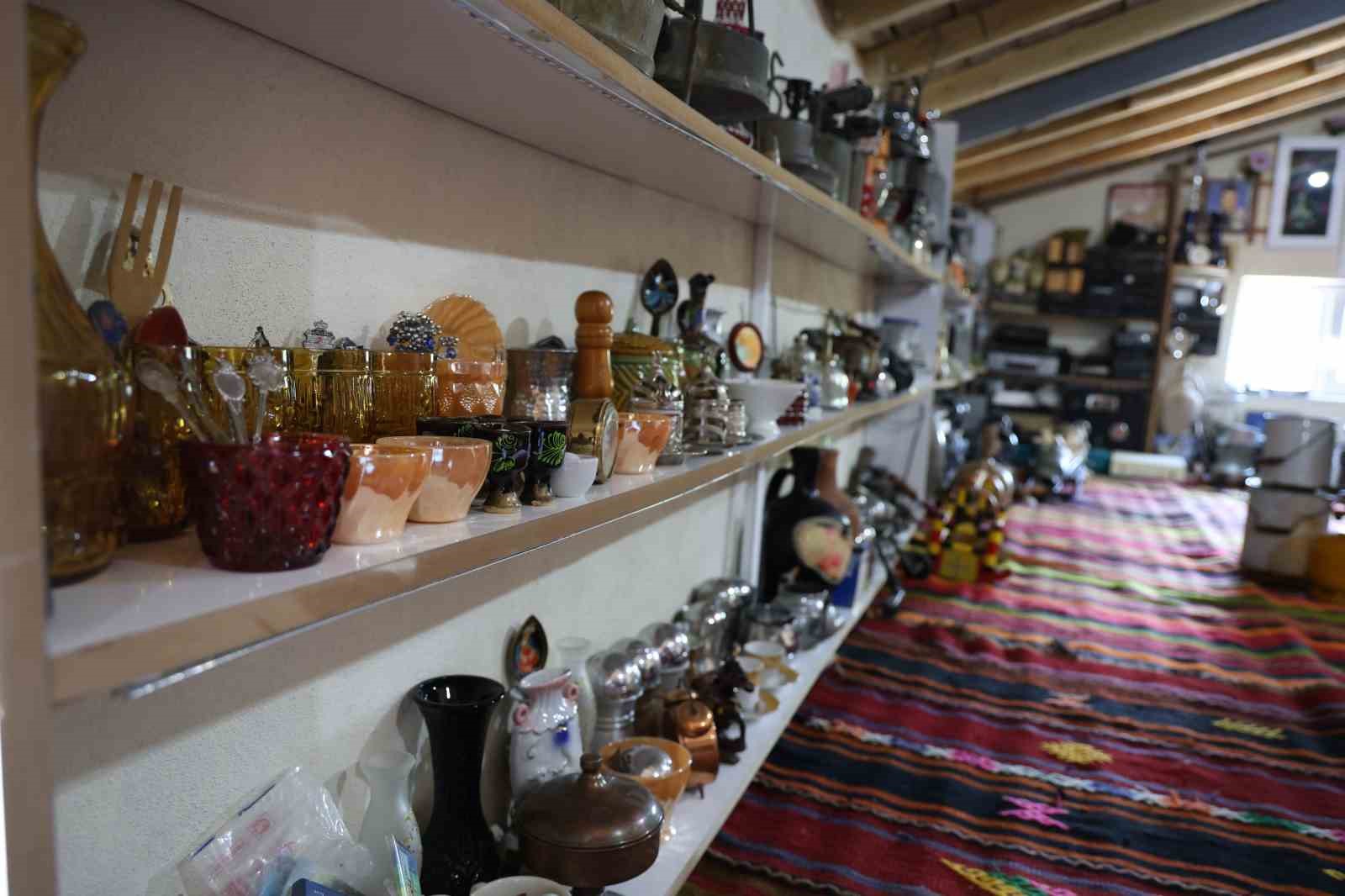 &Ccedil;ocukluk hayali ger&ccedil;ek oldu, evinin &ccedil;atı katını adeta m&uuml;zeye d&ouml;n&uuml;şt&uuml;rd&uuml;
