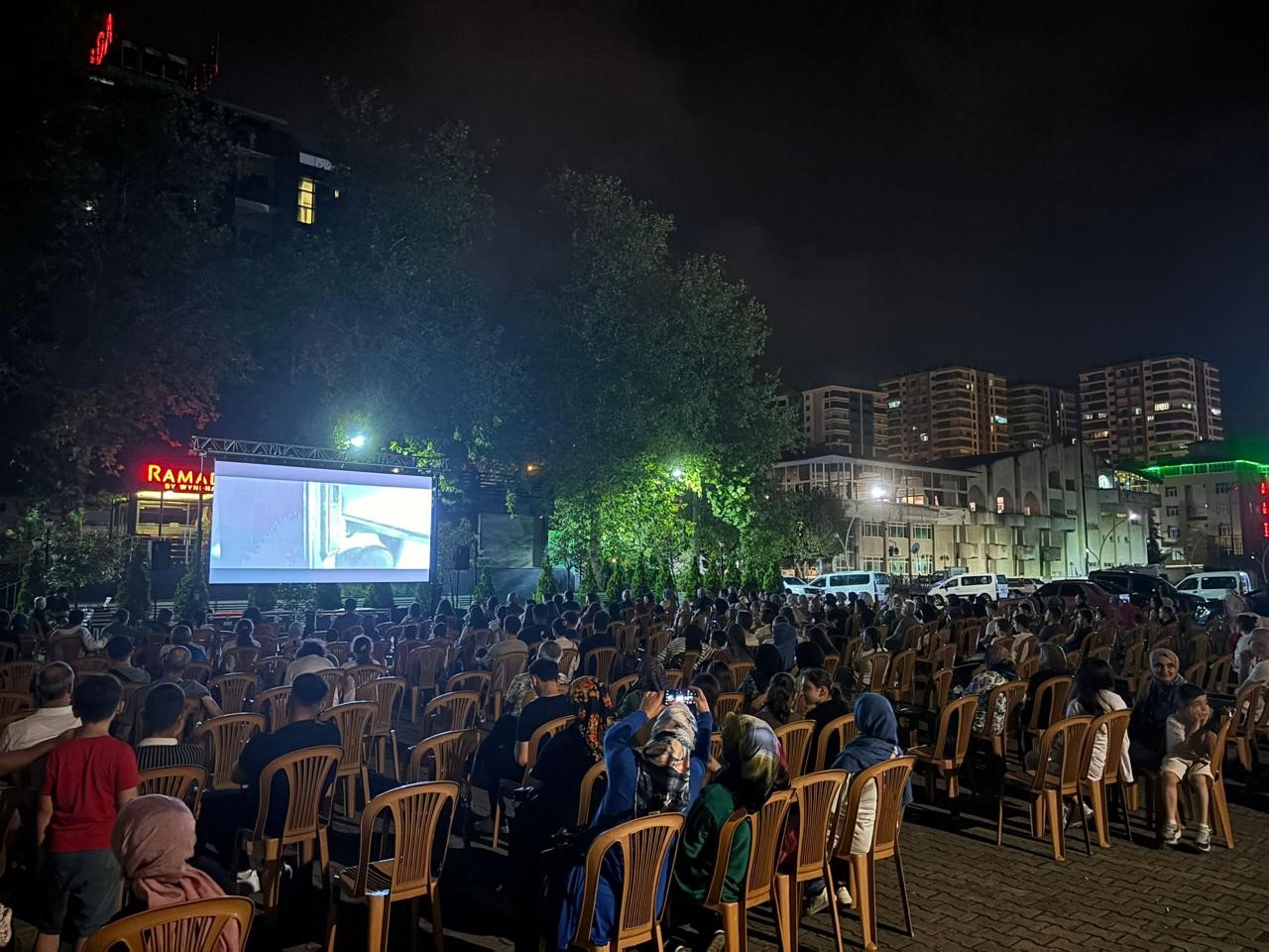 Trabzon’un ilçeleri yazlık sinema ile tanışıyor