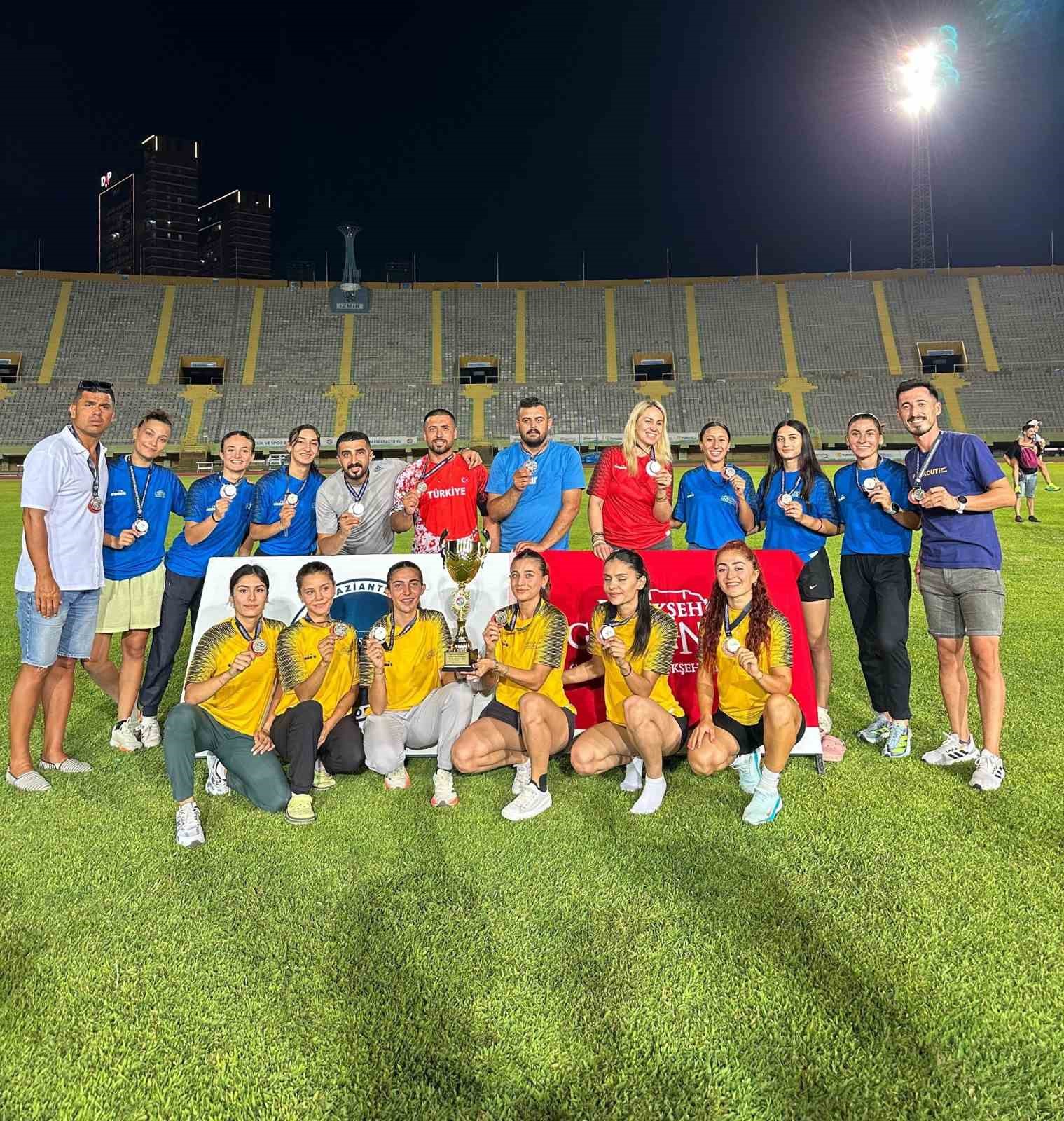 B&uuml;y&uuml;kşehir Belediye Spor Kul&uuml;b&uuml;&rsquo;nden atletizmde tarihi başarı
