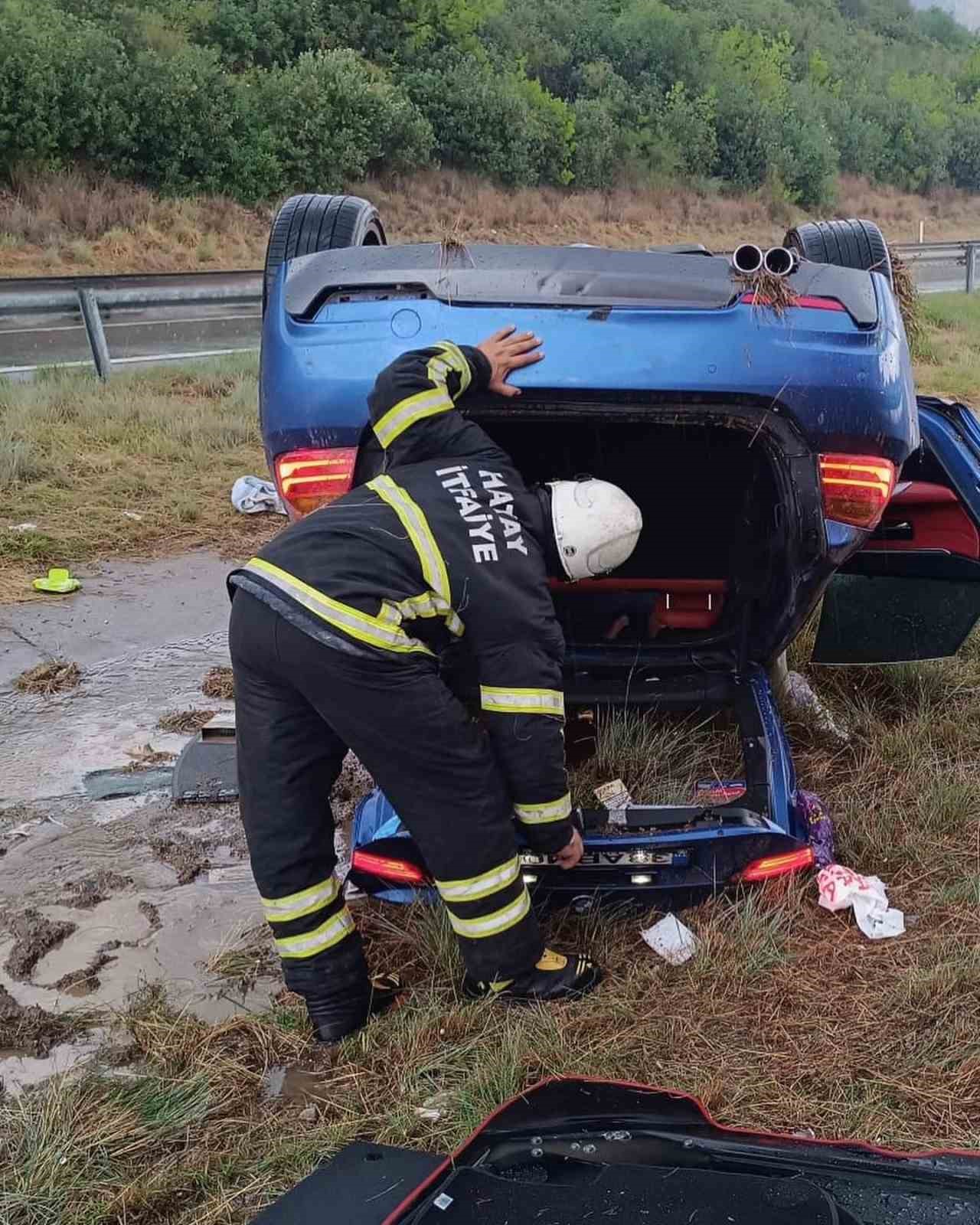 Hatay’da tek taraflı olan kazada otomobil takla attı, 3 kişi yaralandı
