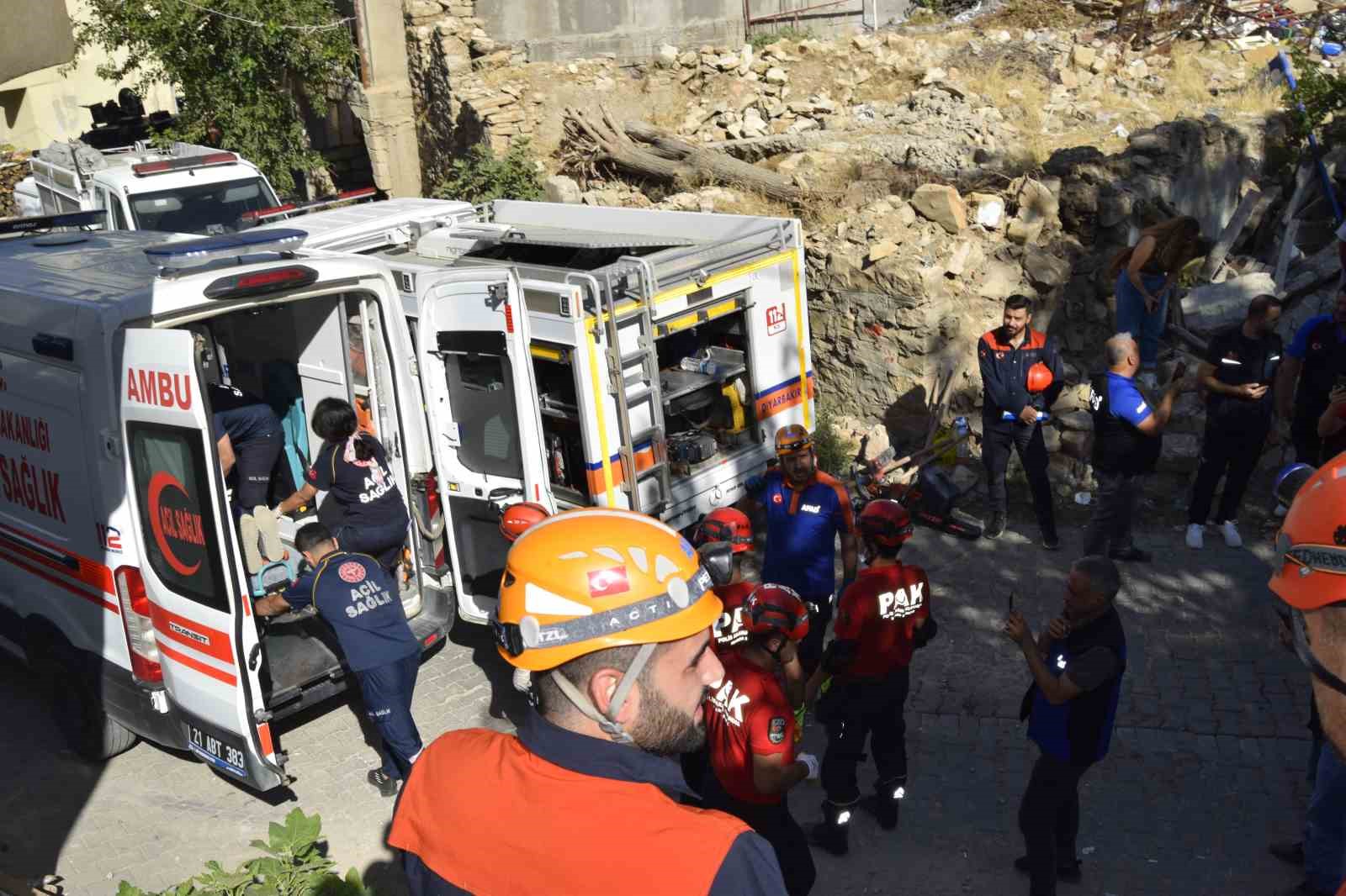 Dicle ilçesinde 61 personelle gerçeği aratmayan deprem tatbikatı
