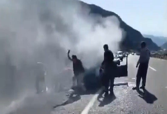 Erzincan&rsquo;da Tofaş marka otomobil yandı
