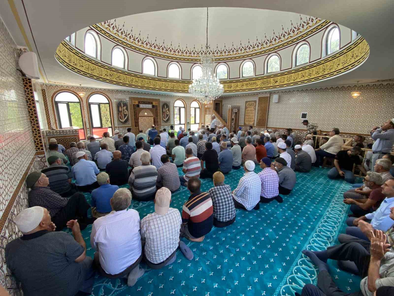&Ccedil;ameli&rsquo;nde imece usul&uuml; yapılan Elmalı Camisi ibadete a&ccedil;ıldı
