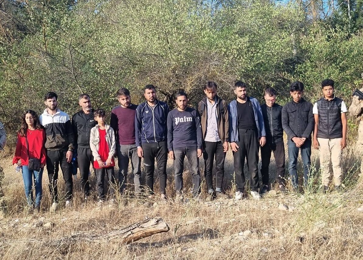 Edirne&rsquo;de g&ouml;&ccedil;men operasyonu: 38 ka&ccedil;ak yakalandı
