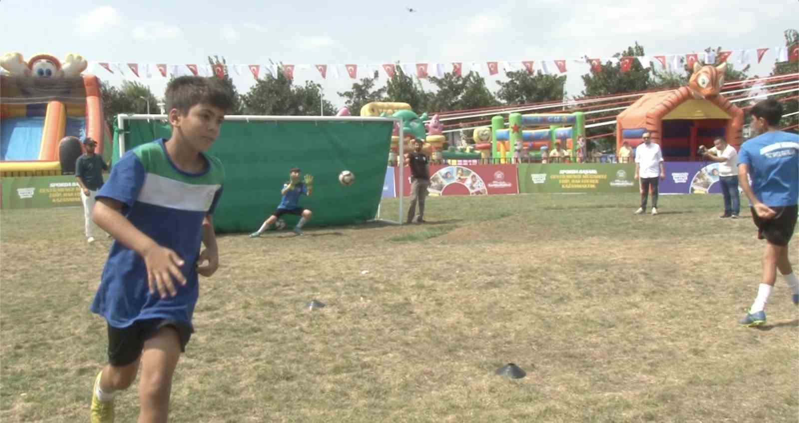 Arnavutköy Belediyesi yaz spor okulları kapanış programı renkli görüntüler oluşturdu