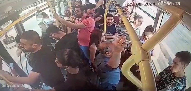 K&uuml;&ccedil;&uuml;k&ccedil;ekmece&rsquo;deki feci metrob&uuml;s kazası anına ait ara&ccedil; i&ccedil;i g&ouml;r&uuml;nt&uuml;s&uuml; ortaya &ccedil;ıktı
