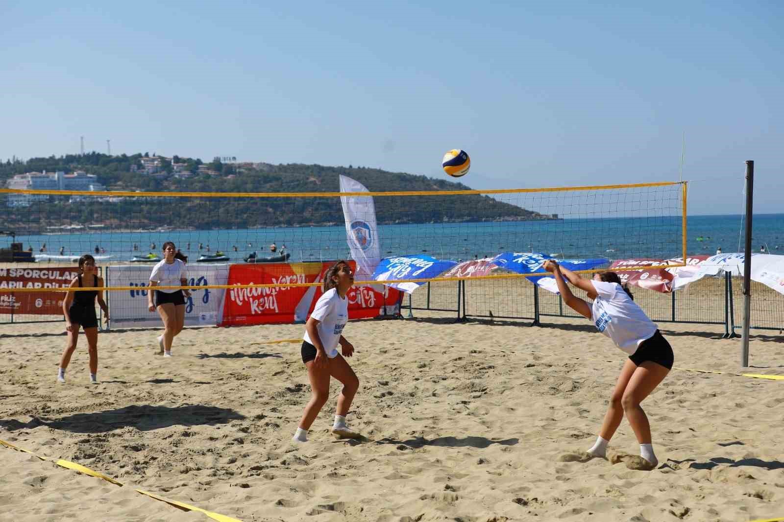 Gençler, Zafer Turnuvası Plaj Voleybolu kategorisinde hem eğlendi hem yarıştı
