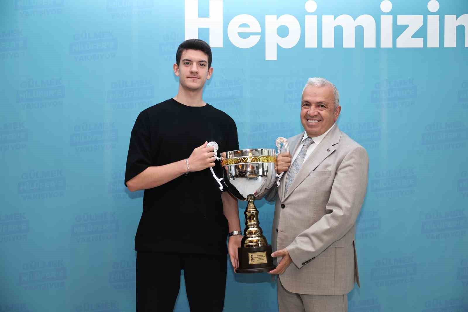 Şampiyonluk sevincini Başkan Şadi &Ouml;zdemir&rsquo;le paylaştılar
