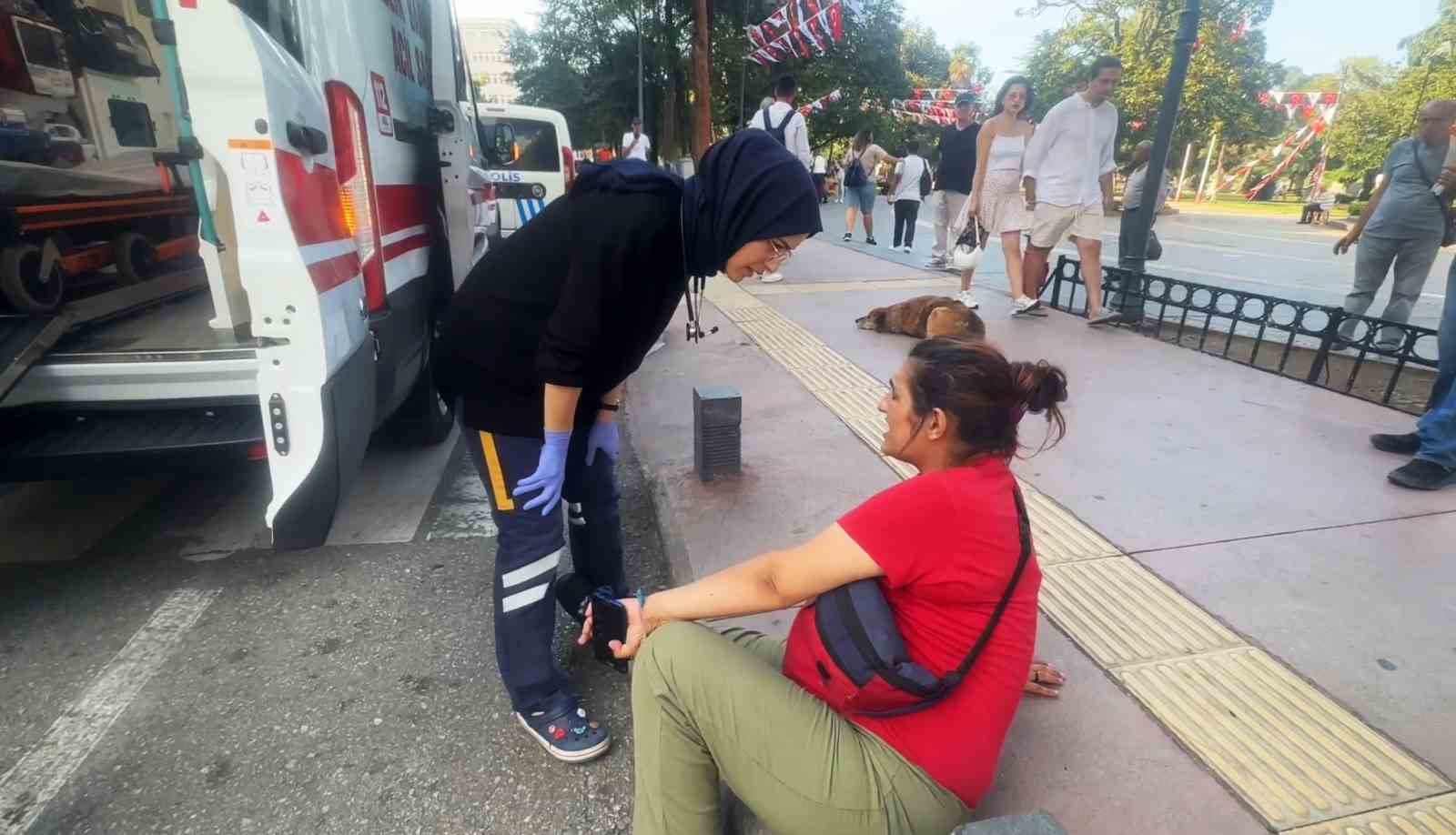 Cadde ortasında doğumu başlayan hamile kadının imdadına sağlıkçılar yetişti 