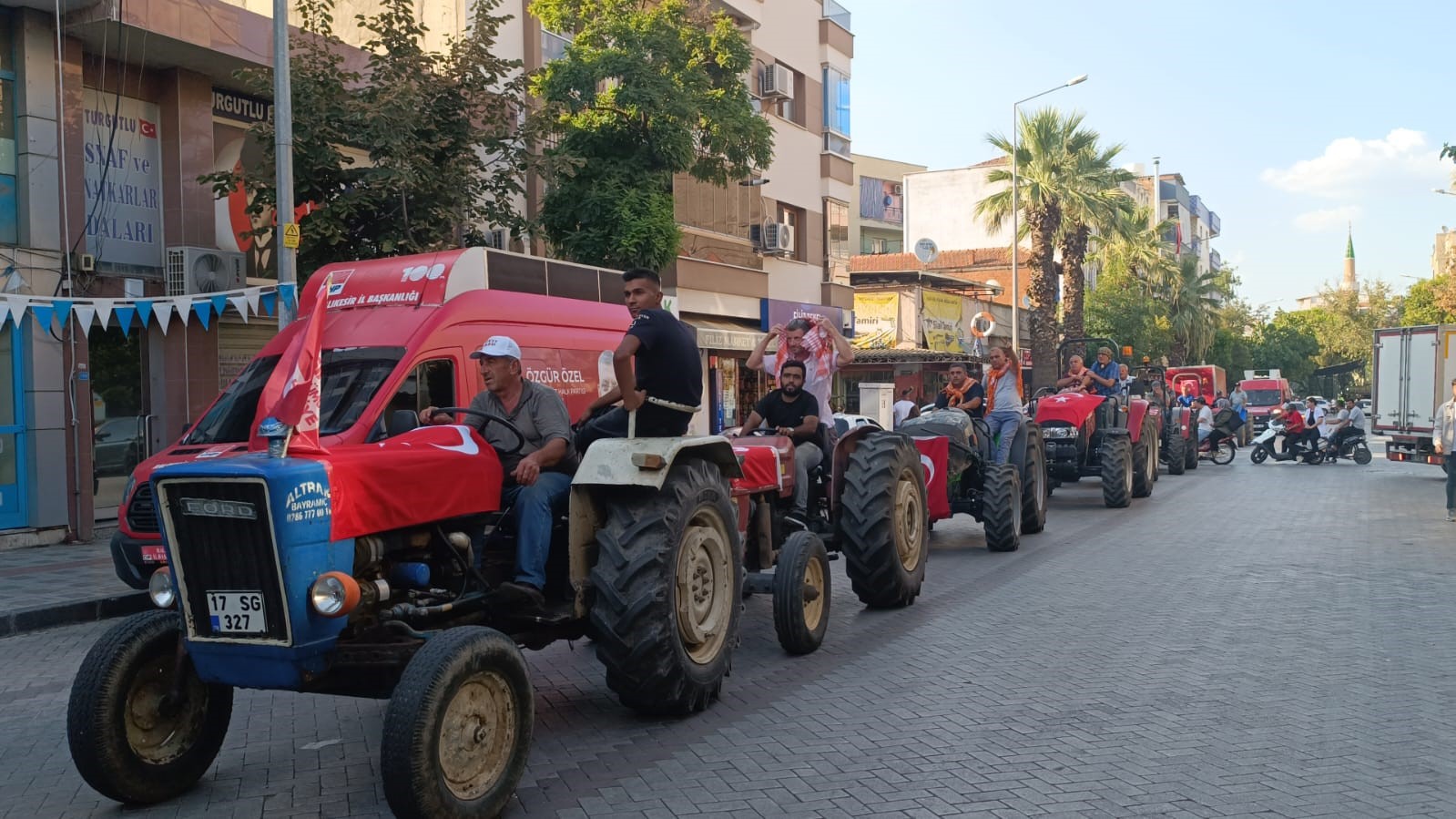 Manisa’da Çiftçi Mitingi’ne katılan Özgür Özel, çiftçiler tarafından traktörlerle karşılandı
