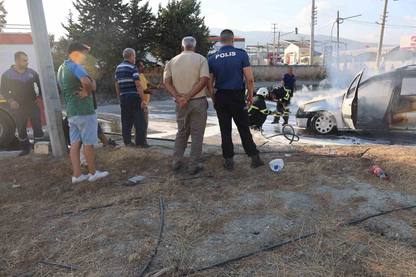 Seyir halindeyken alevlere teslim olan otomobil paniğe neden oldu
