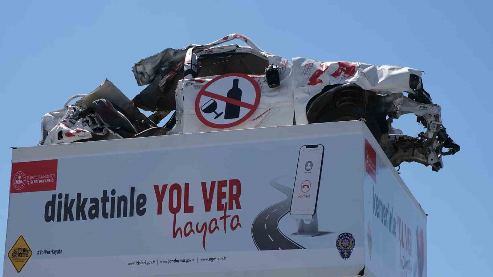 Hurdaya d&ouml;nen ara&ccedil;la s&uuml;r&uuml;c&uuml;ler kazalara karşı uyarılıyor
