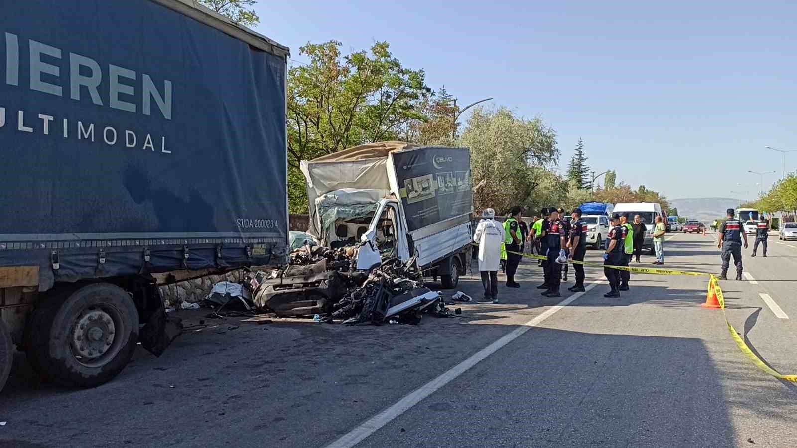 Mobilya y&uuml;kl&uuml; kamyonet park halindeki dorseye &ccedil;arptı: 3 &ouml;l&uuml;
