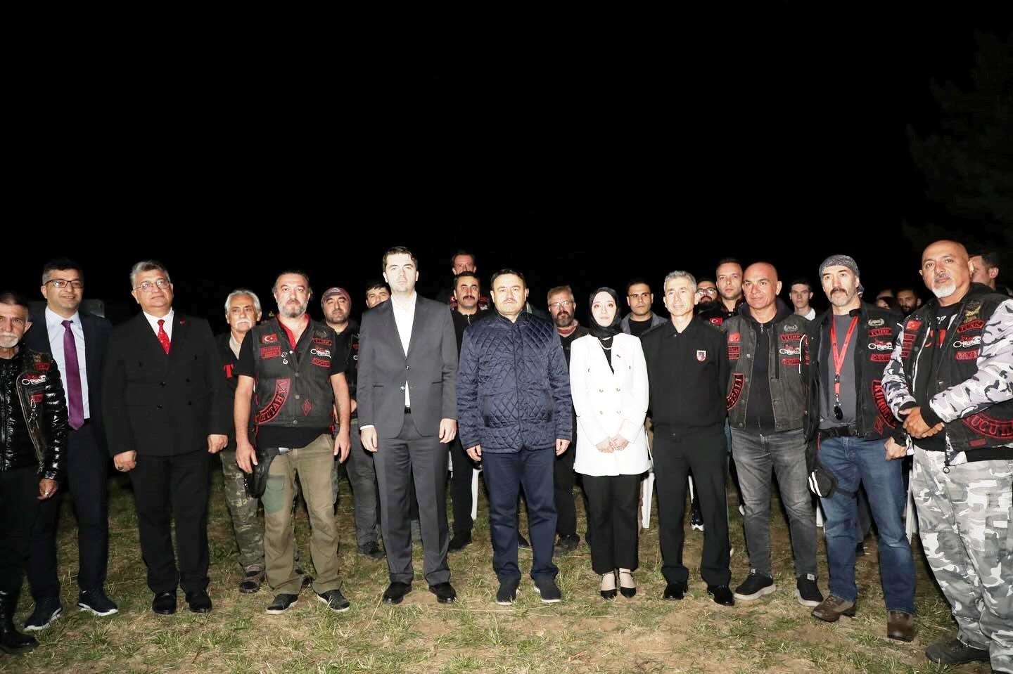 Vali Işın, Zafer Kampı&rsquo;nda gen&ccedil;lerle bir araya geldi
