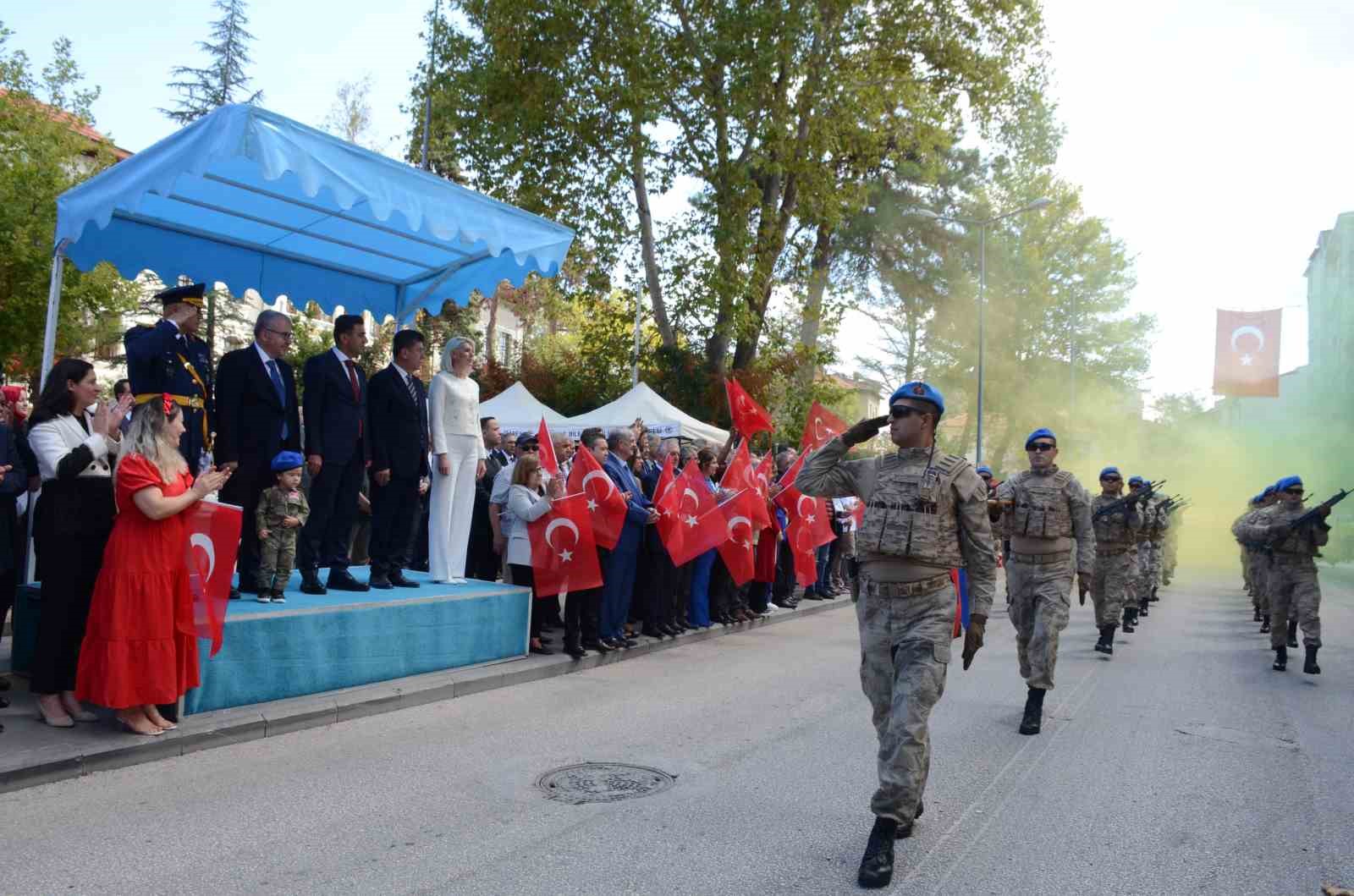 30 Ağustos kutlamalarında jandarmanın g&ouml;sterisi b&uuml;y&uuml;k beğeni topladı
