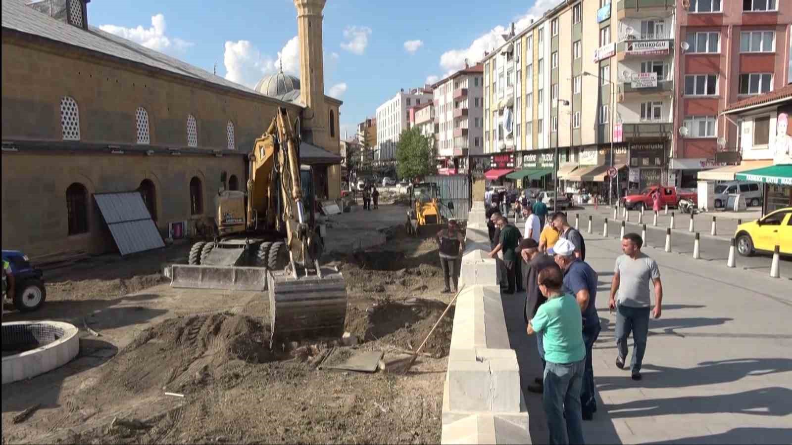 Tarihi &Ccedil;orum Ulu Cami&rsquo;de ağa&ccedil; katliamı
