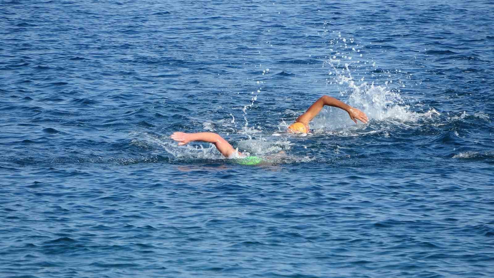 &Ccedil;anakkale Boğazı&rsquo;nda y&uuml;zme yarışması d&uuml;zenlendi
