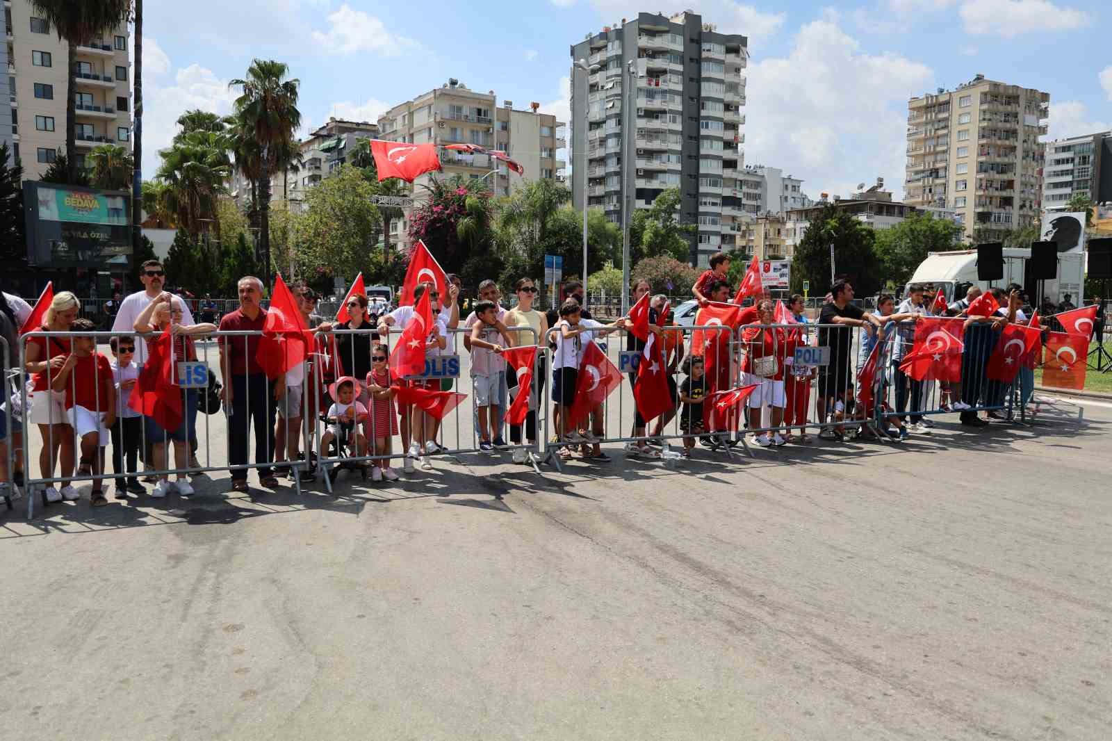 Adana’da Zafer Bayramı’nda sıcak nedeniyle alan boş kaldı