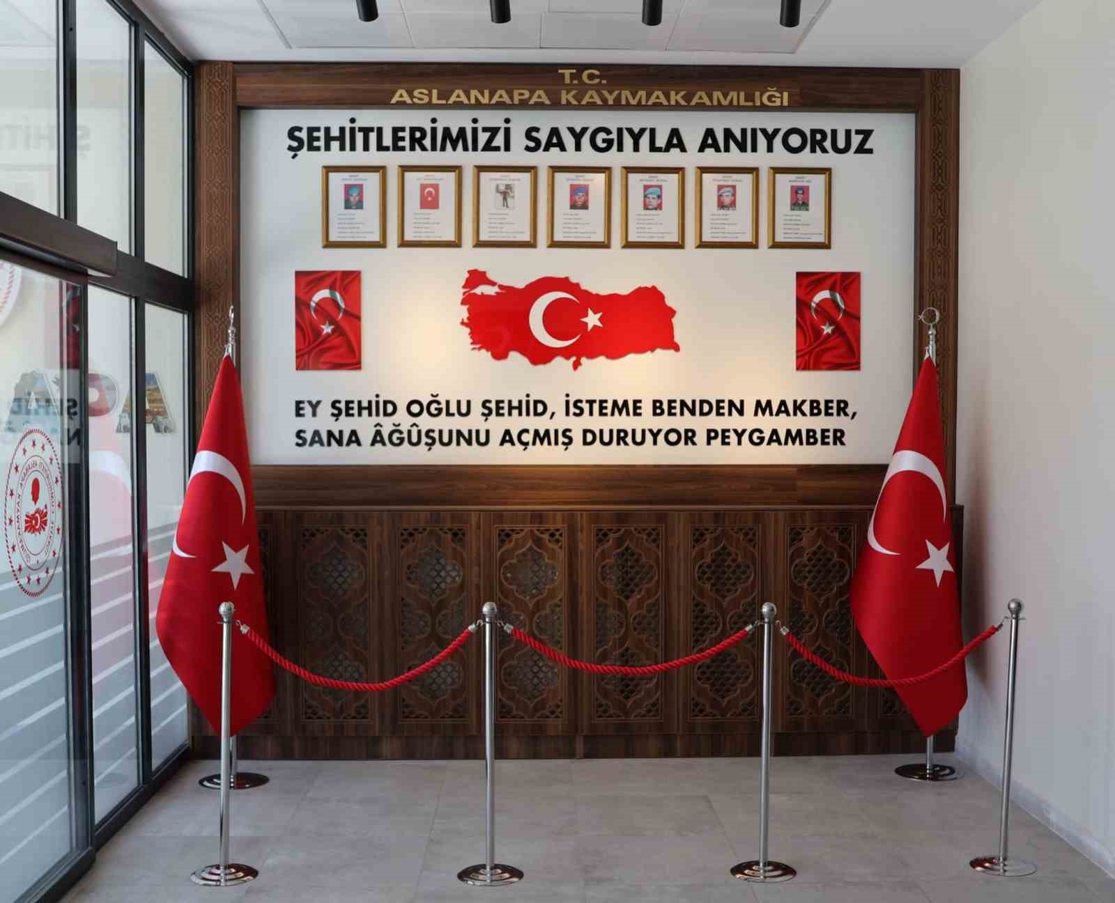 Aslanapa H&uuml;k&uuml;met Konağına şehitler k&ouml;şesi
