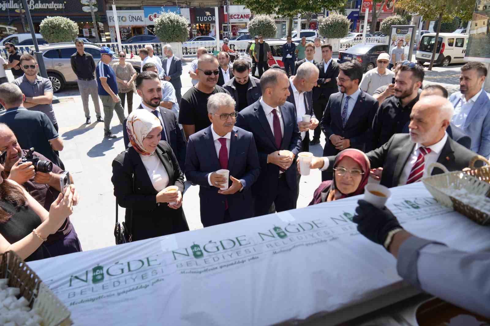 Yardımlardan etkilendi, belediyeye mobil aşevi bağışladı
