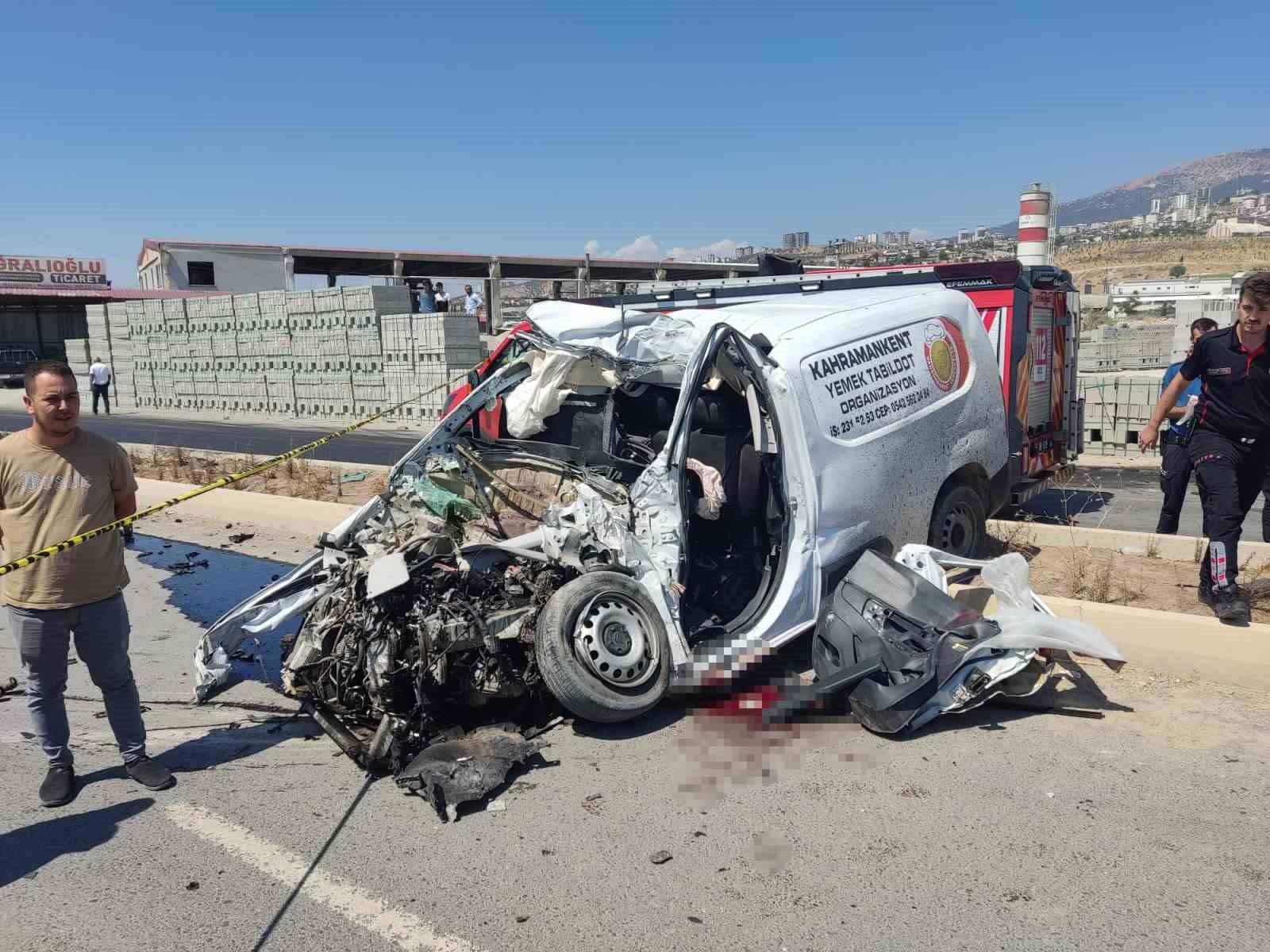 Kamyon ile hafif ticari ara&ccedil; &ccedil;arpıştı: 1 &ouml;l&uuml;
