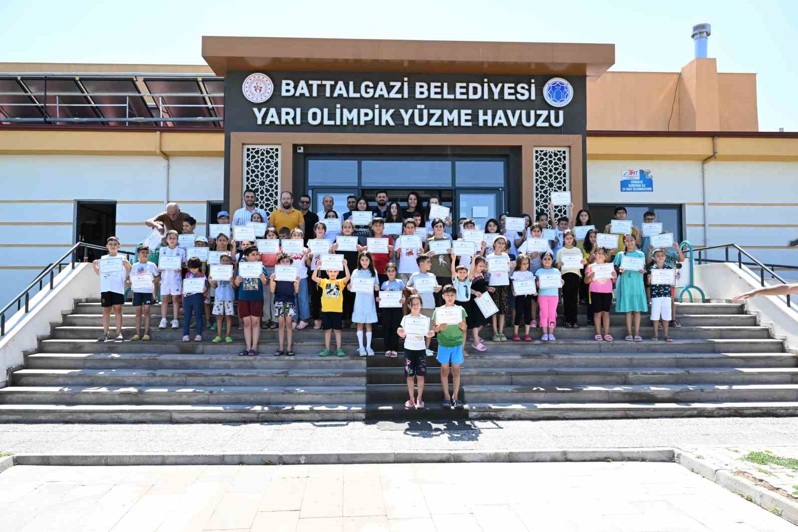 Battalgazi Belediyesi’nin "Yüzme Bilmeyen Kalmasın" projesiyle 110 çocuk yüzmeyi öğrendi