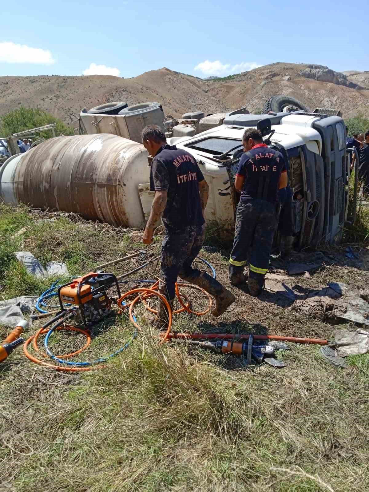 Çimento mikseri devrildi: 2 yaralı
