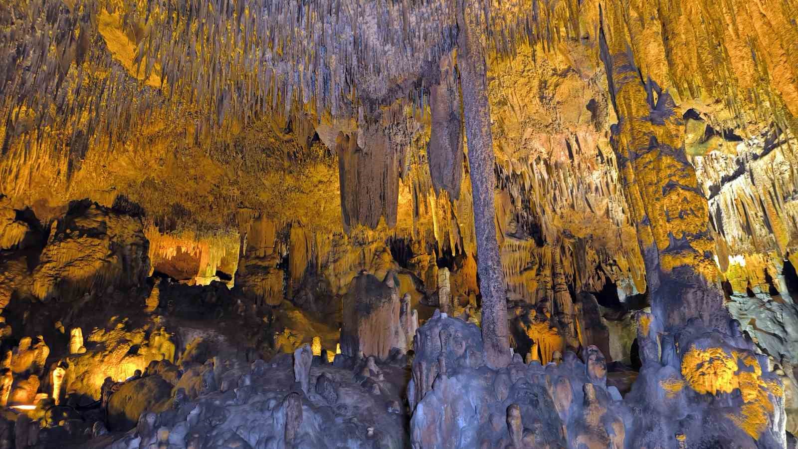 Alanya’da şifa kaynağı mağara yerli ve yabancı turistlerin akınına uğruyor
