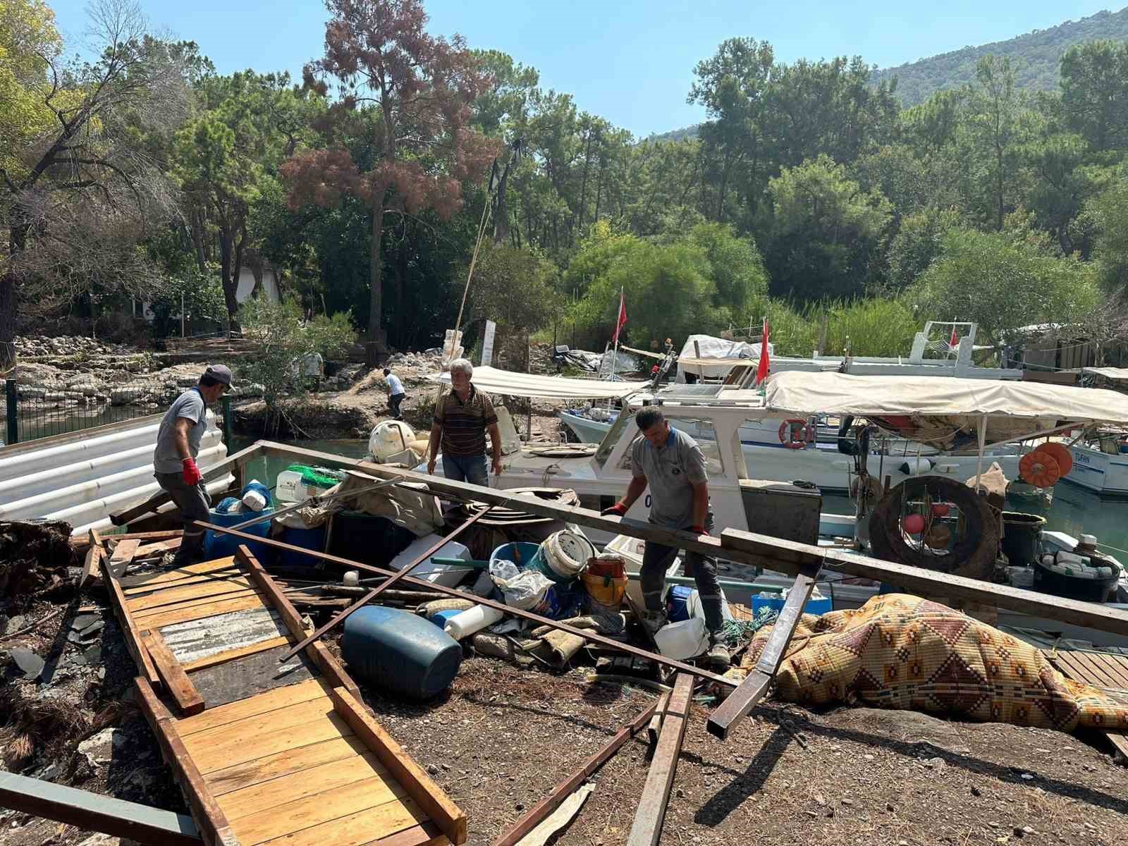 Kemer Balıkçı Barınağı’ndaki kaçak yapılar kaldırıldı