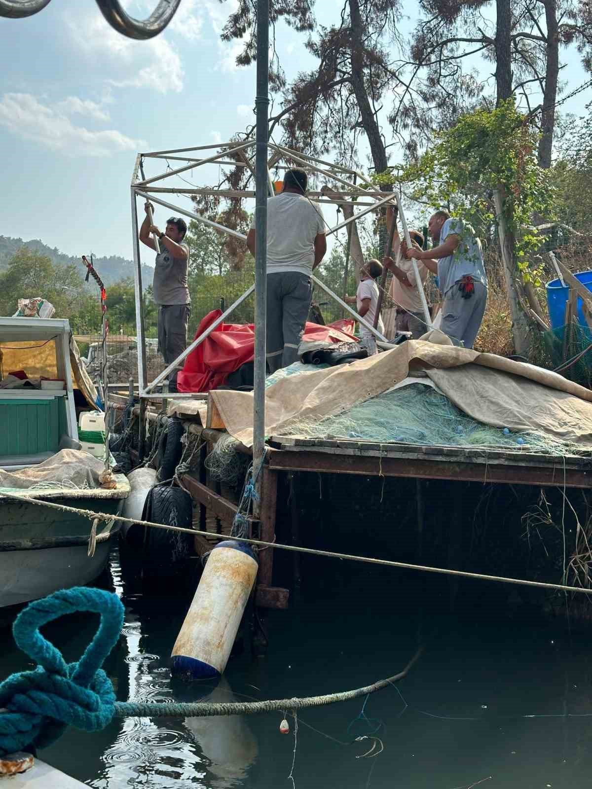 Kemer Balıkçı Barınağı’ndaki kaçak yapılar kaldırıldı
