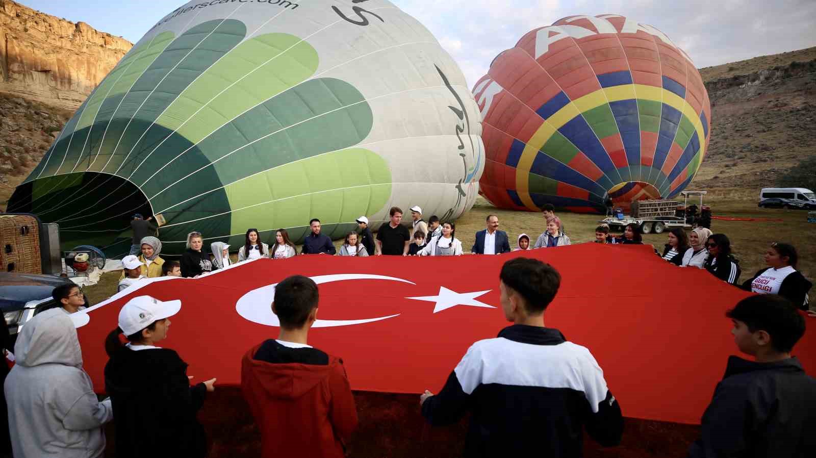 Aksaray’da sevgi evi çocukları çocuklar 30 Ağustos Zafer Bayramı’nı balon uçuşu ile kutladı